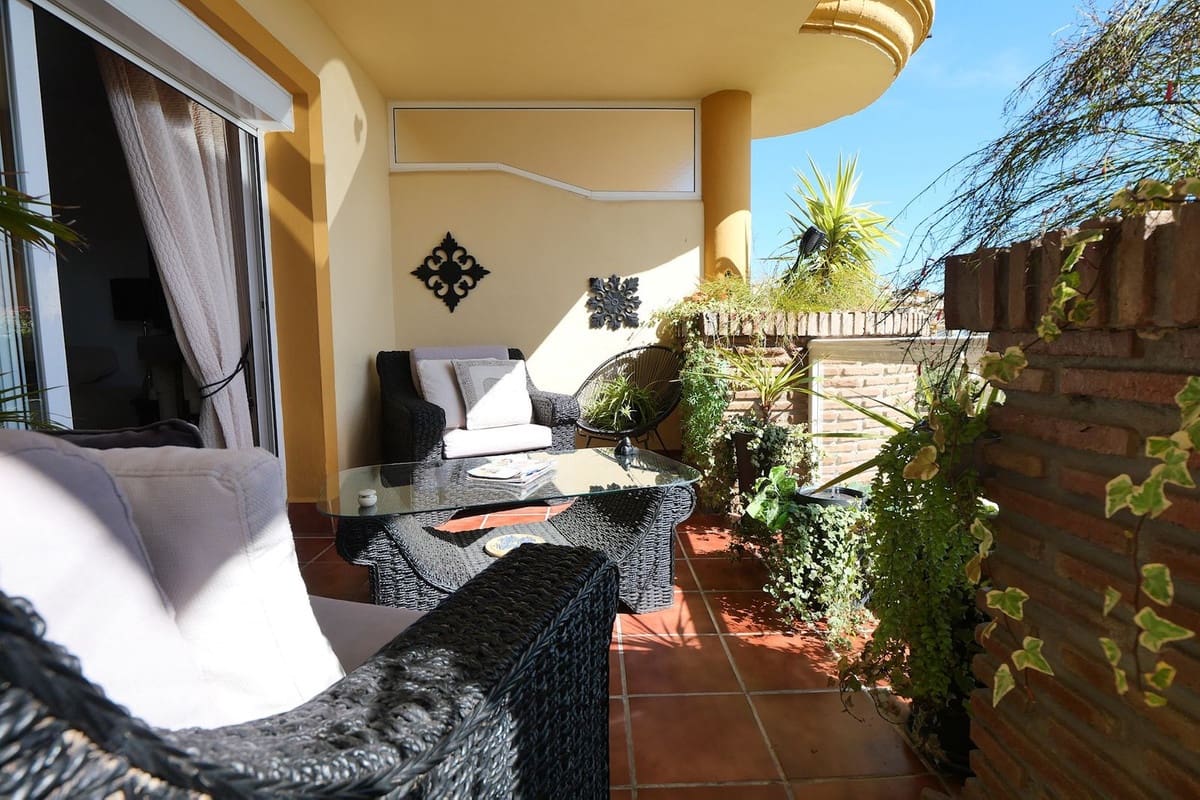 2 bedroom Apartment for sale in Calahonda with pool - € 349,900 (Ref: 9673765)