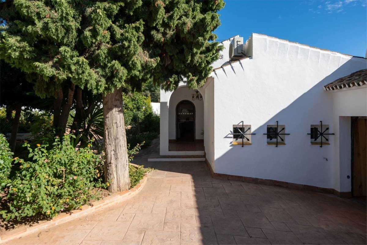 3 bedroom Villa for sale in Cabopino - € 1,299,999 (Ref: 9682204)