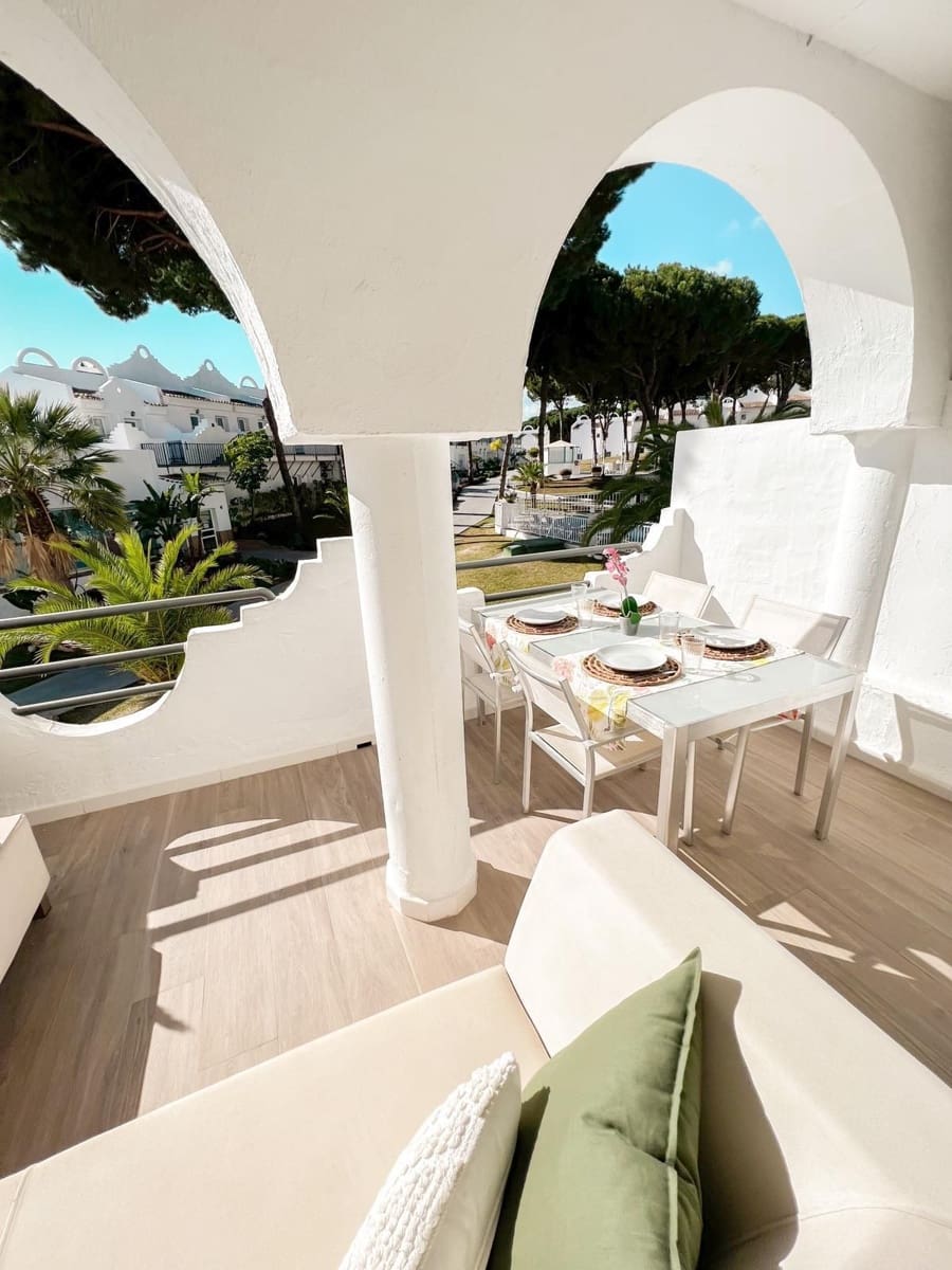 2 soveværelse Semi-Rækkehus til salg i Cabopino med swimmingpool - € 359.000 (Ref: 9697827)