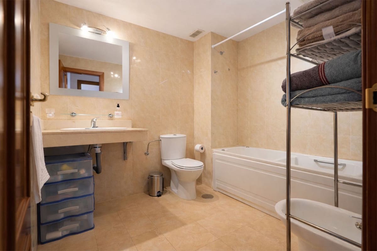 2 bedroom Apartment for sale in Calahonda with pool garage - € 275,000 (Ref: 9705996)