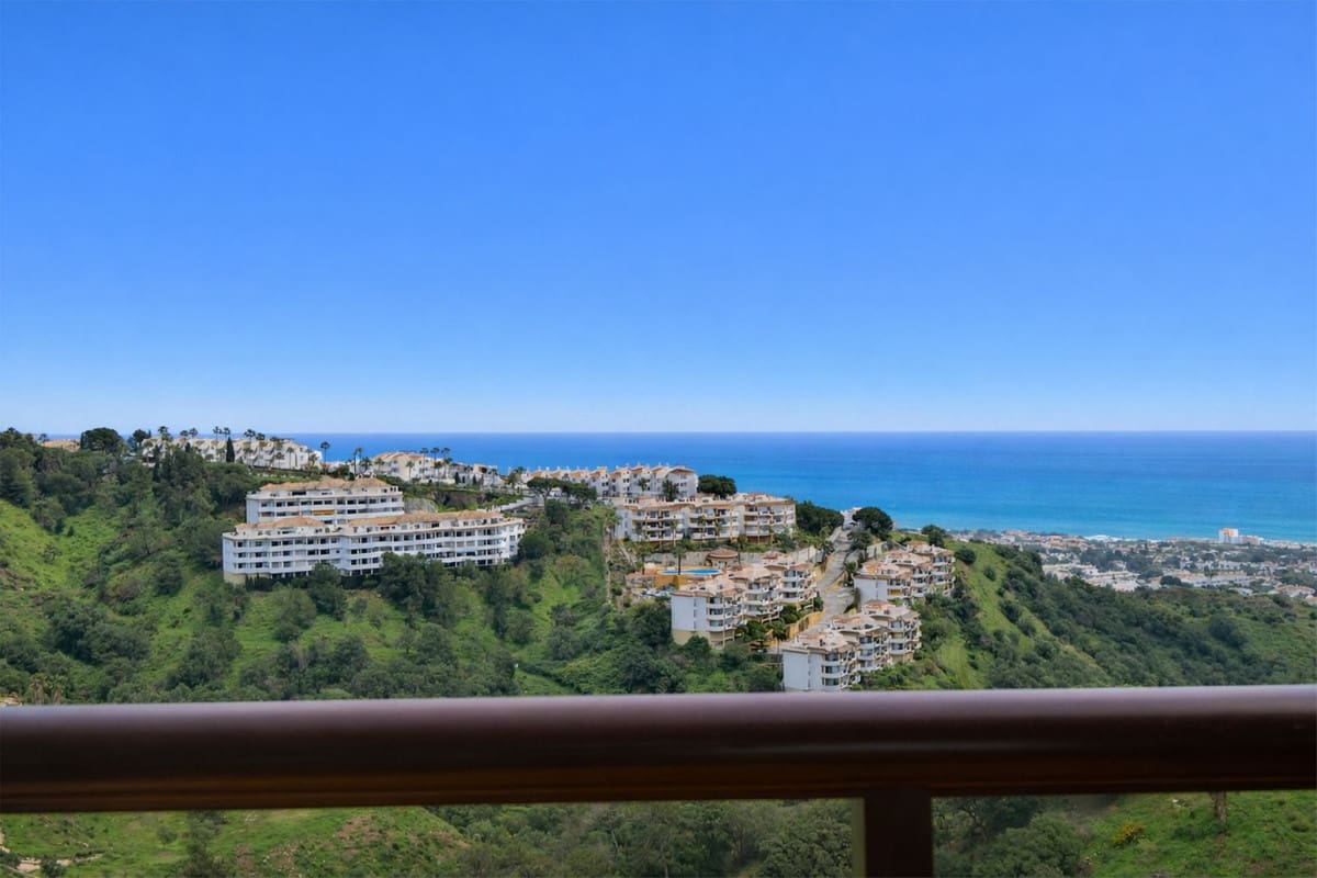2 bedroom Apartment for sale in Calahonda with pool garage - € 275,000 (Ref: 9705996)