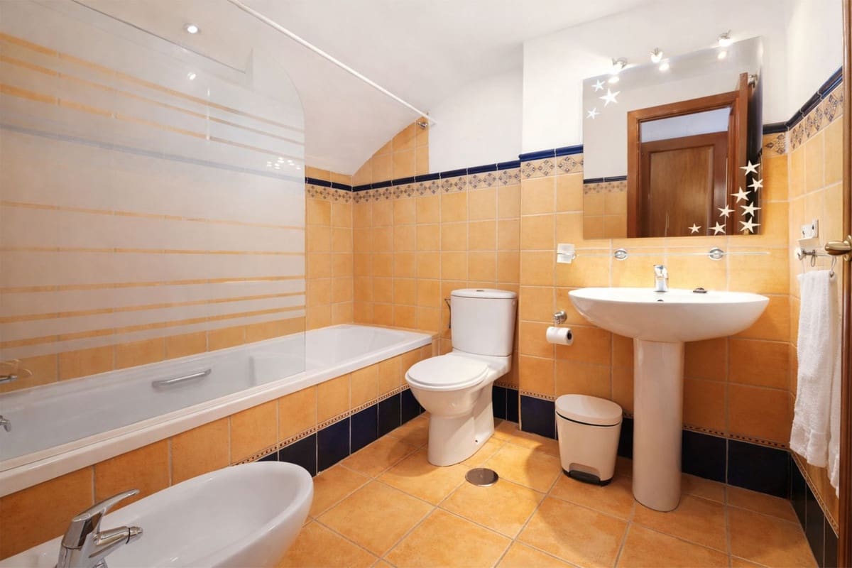 2 bedroom Apartment for sale in Calahonda with pool garage - € 275,000 (Ref: 9705996)