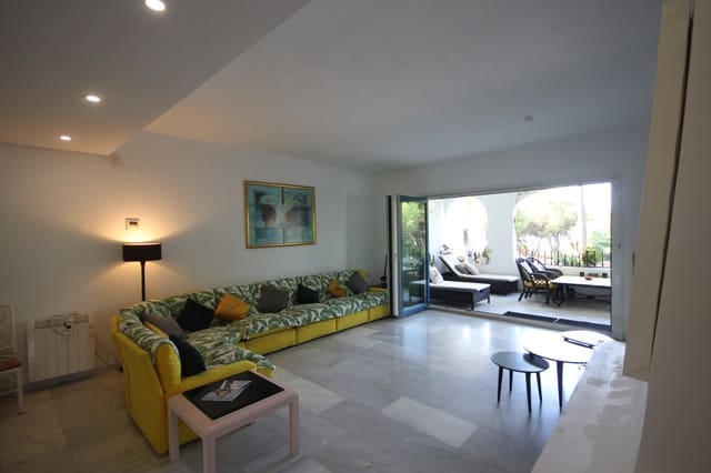 3 soveværelse Lejlighed til salg i Cabopino, Marbella med swimmingpool garage - € 850.000 (Ref: 9802793)