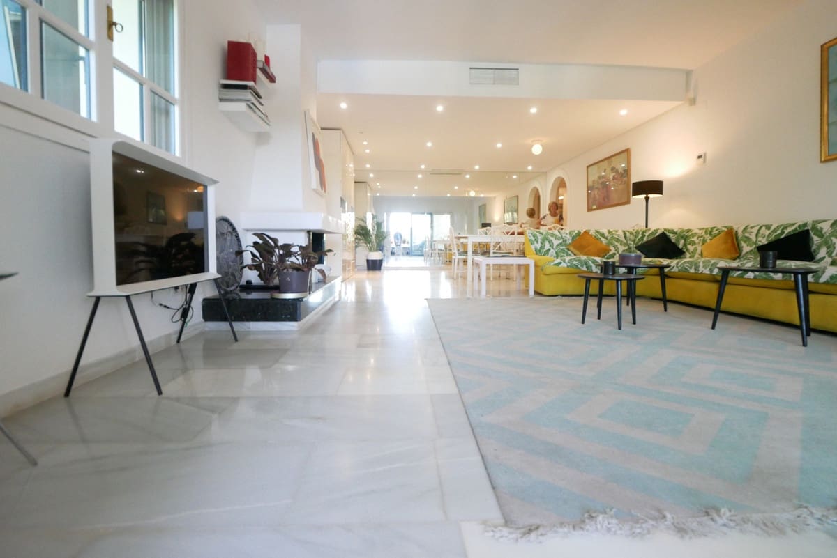 3 soveværelse Lejlighed til salg i Cabopino med swimmingpool garage - € 850.000 (Ref: 9802793)