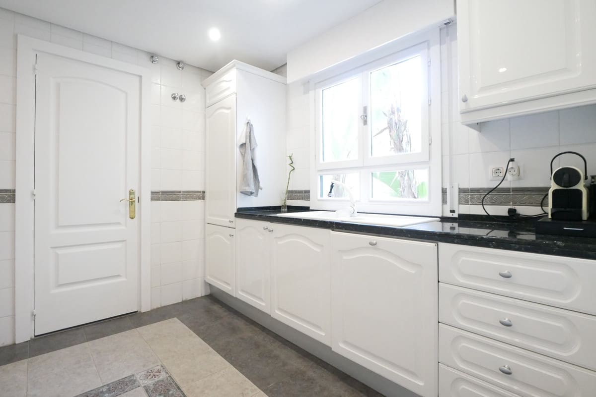 3 soveværelse Lejlighed til salg i Cabopino med swimmingpool garage - € 850.000 (Ref: 9802793)