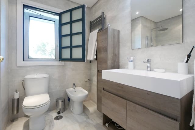 3 soveværelse Lejlighed til salg i Cabopino, Marbella med swimmingpool garage - € 850.000 (Ref: 9802793)