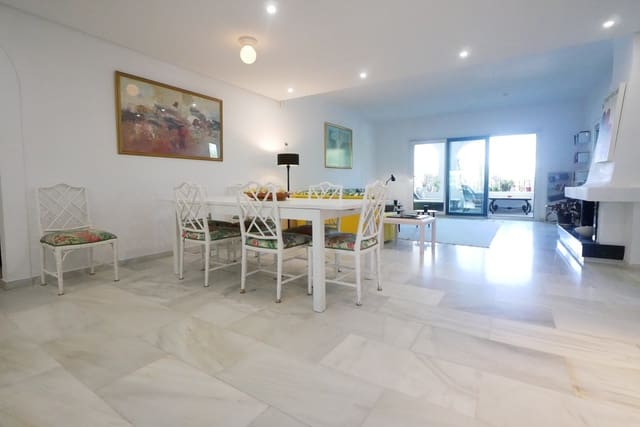 3 soveværelse Lejlighed til salg i Cabopino, Marbella med swimmingpool garage - € 850.000 (Ref: 9802793)