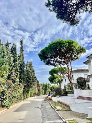 5 makuuhuone Omakotitalo myytävänä paikassa Cabopino, Marbella mukana uima-altaan 
autotalli - 943 000 € (Ref: 9827644)