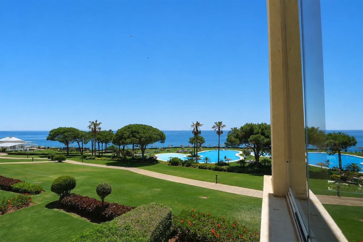 3 bedroom Apartment for sale in Cabopino with pool garage - € 1,380,000 (Ref: 9848073)