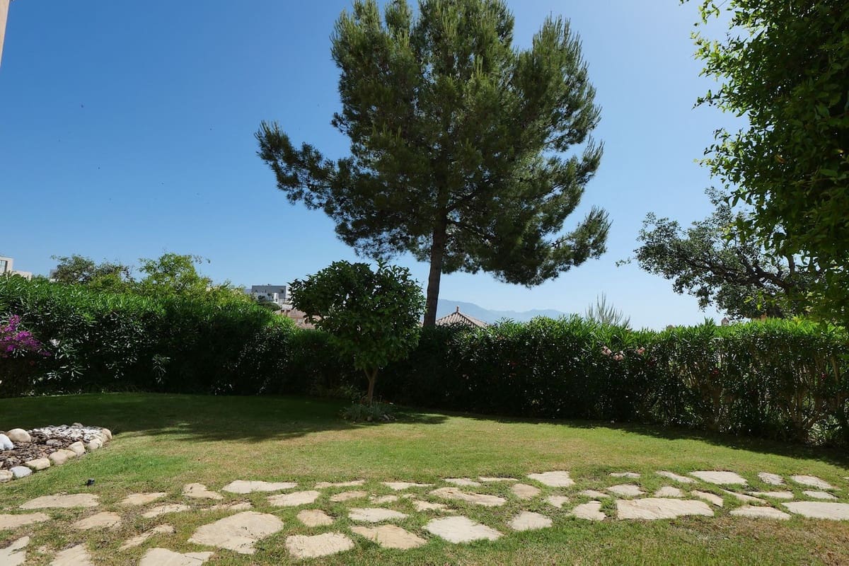 2 soveværelse Lejlighed til salg i La Mairena med swimmingpool garage - € 399.000 (Ref: 9875455)