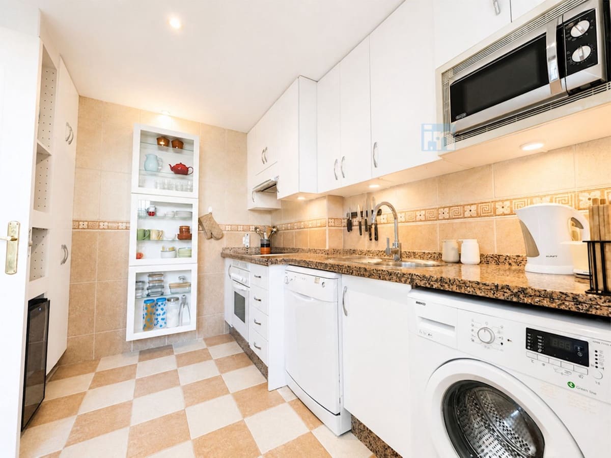 3 soveværelse Byhus til salg i Cabopino med swimmingpool garage - € 569.000 (Ref: 9891039)
