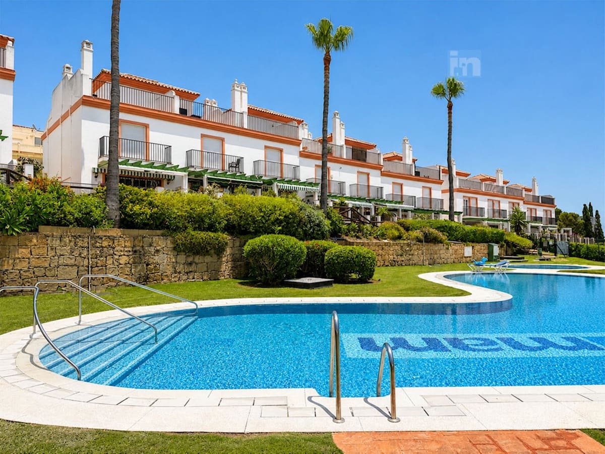 3 soveværelse Byhus til salg i Cabopino med swimmingpool garage - € 569.000 (Ref: 9891039)