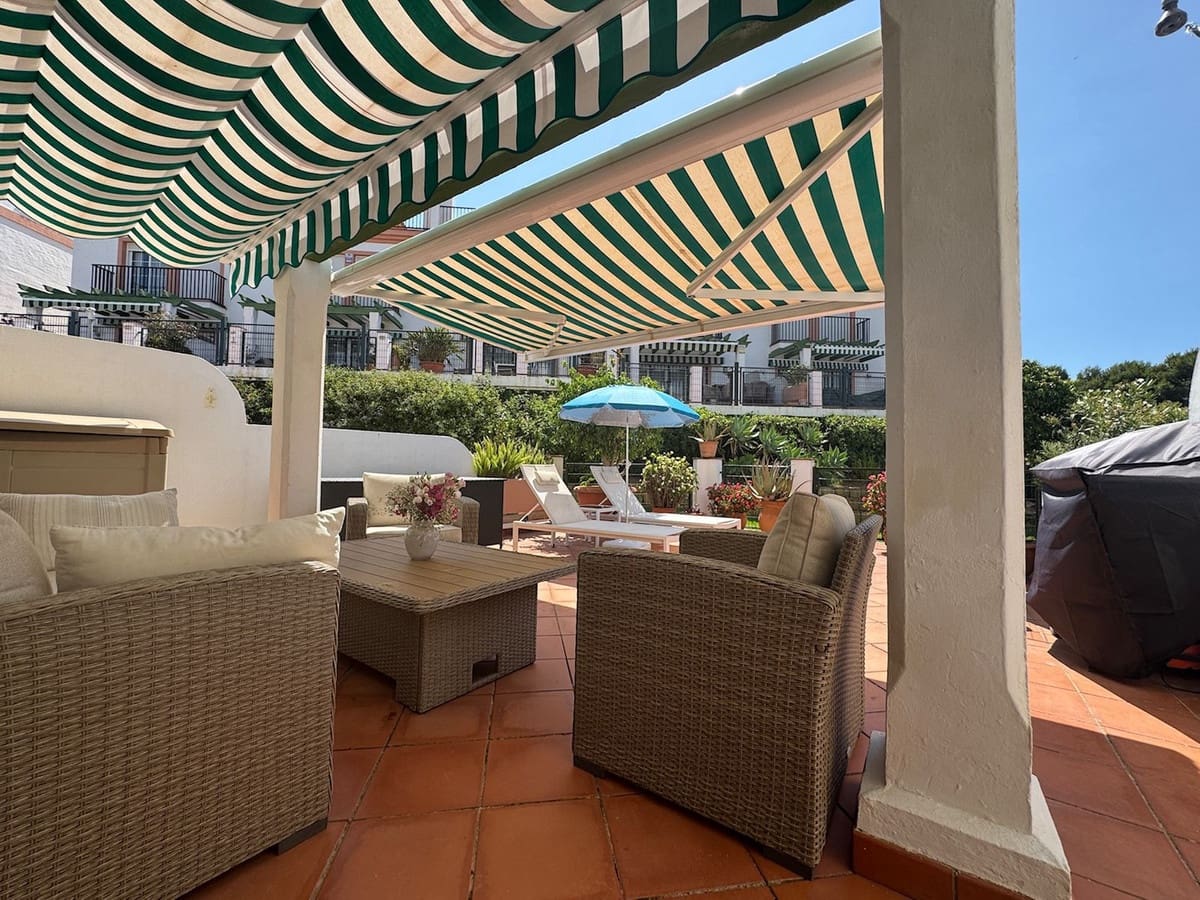 3 soveværelse Byhus til salg i Cabopino med swimmingpool garage - € 569.000 (Ref: 9891039)