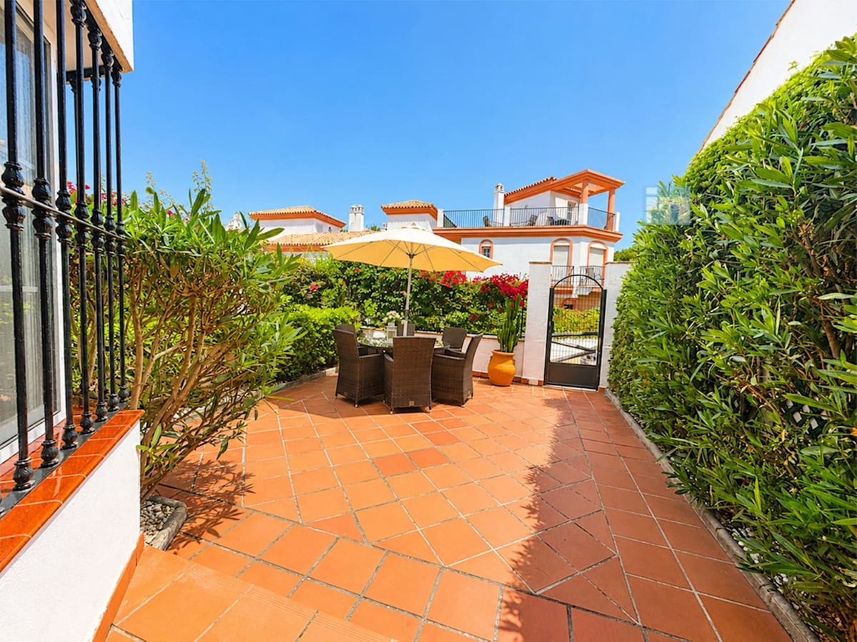 3 soveværelse Byhus til salg i Cabopino med swimmingpool garage - € 569.000 (Ref: 9891039)
