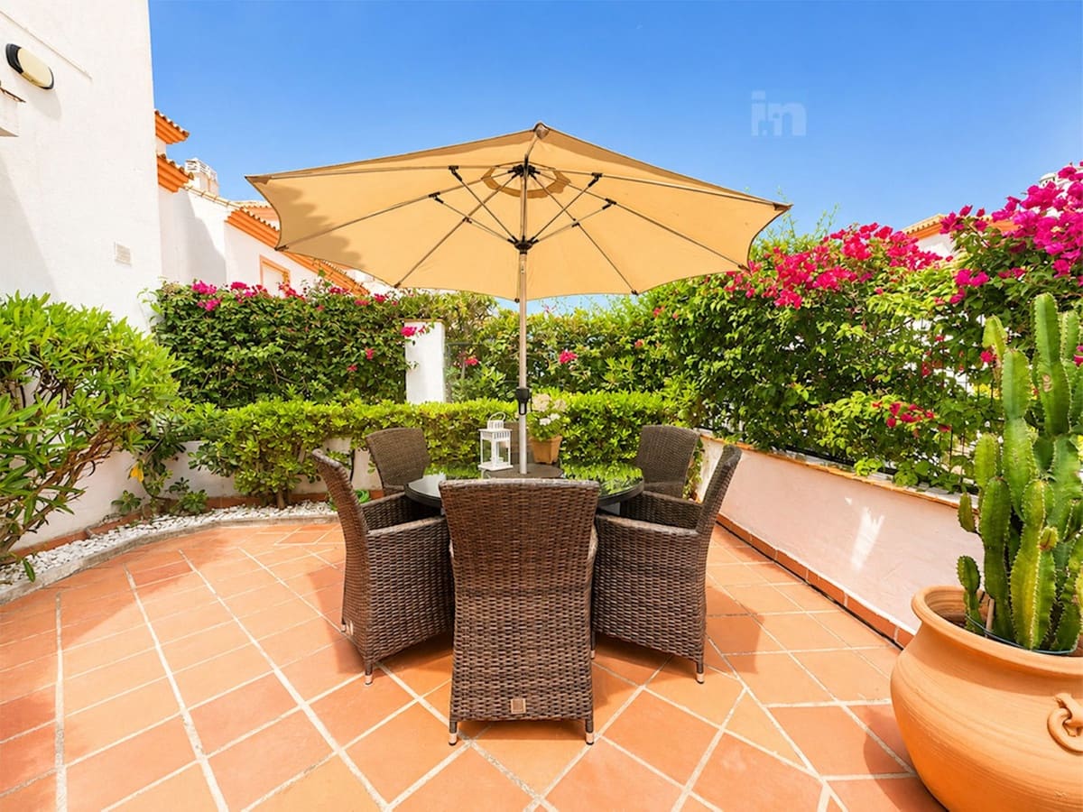 3 soveværelse Byhus til salg i Cabopino med swimmingpool garage - € 569.000 (Ref: 9891039)