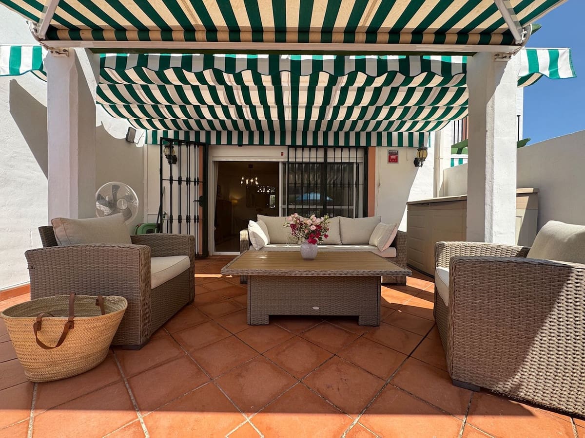 3 soveværelse Byhus til salg i Cabopino med swimmingpool garage - € 569.000 (Ref: 9891039)