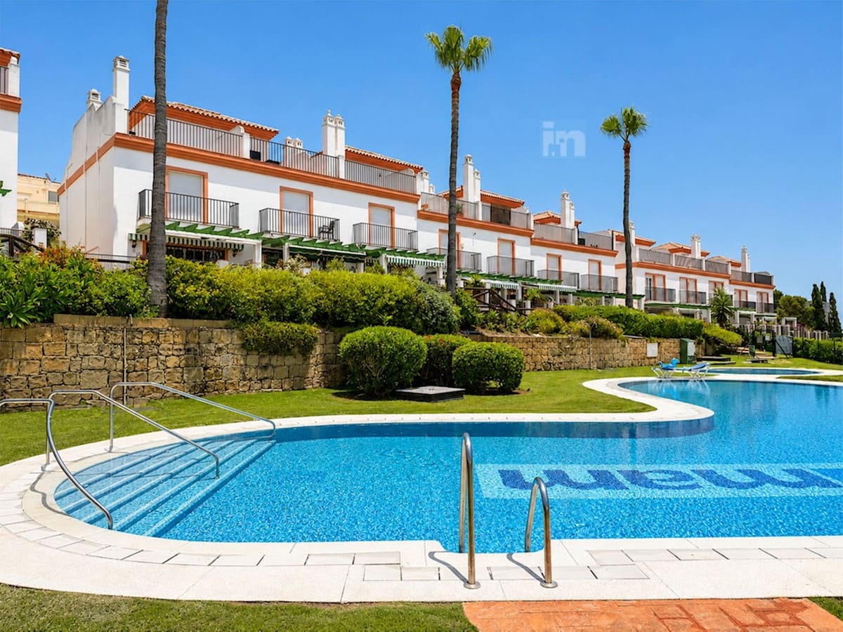 3 soveværelse Byhus til salg i Cabopino med swimmingpool garage - € 569.000 (Ref: 9891039)