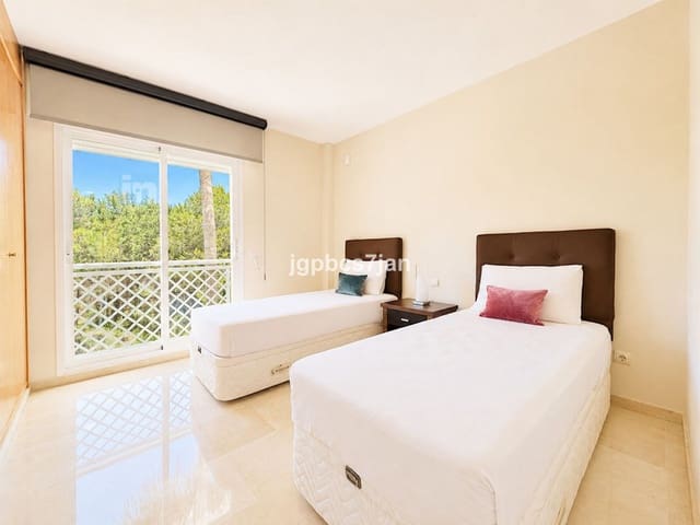 2 makuuhuone Huoneisto myytävänä paikassa Cabopino, Marbella mukana uima-altaan 
autotalli - 925 000 € (Ref: 9895260)