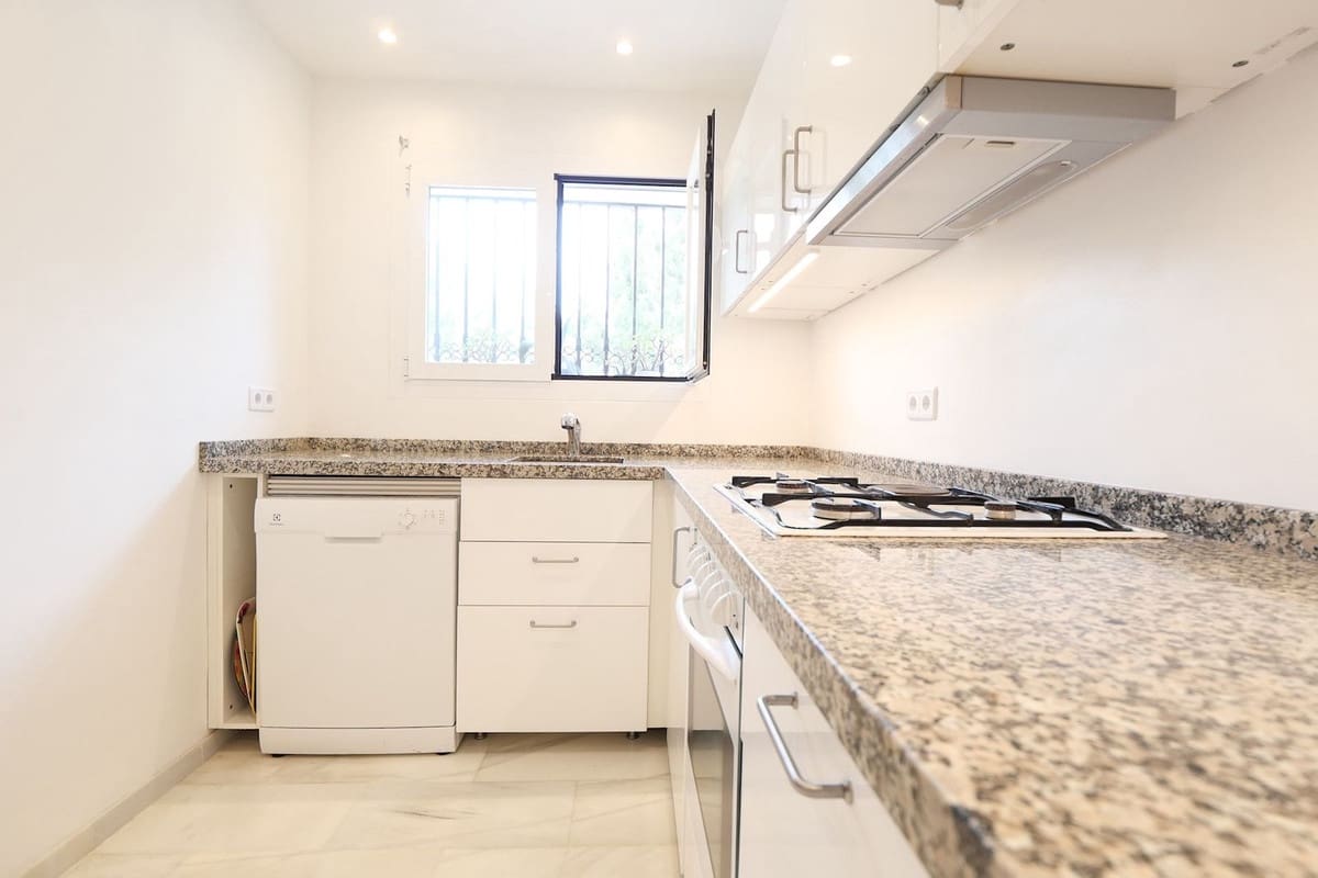 3 sypialnia Dom blizniak na sprzedaż w Cabopino z basenem garażem - 859 900 € (Ref: 9922919)