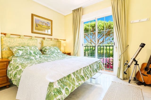 2 soveværelse Semi-Rækkehus til salg i Cabopino, Marbella med swimmingpool garage - € 499.900 (Ref: 9946892)