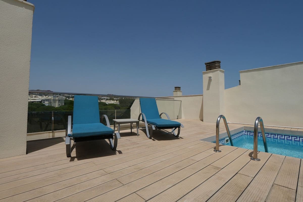 5 soverom Penthouse til salgs i Cabopino med svømmebasseng garasje - € 1 925 000 (Ref: 9966080)