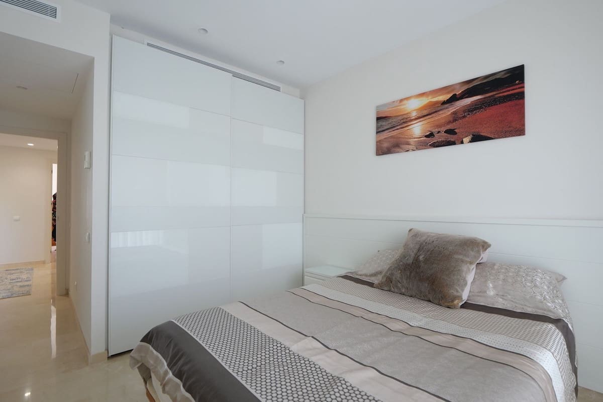 5 soverom Penthouse til salgs i Cabopino med svømmebasseng garasje - € 1 925 000 (Ref: 9966080)