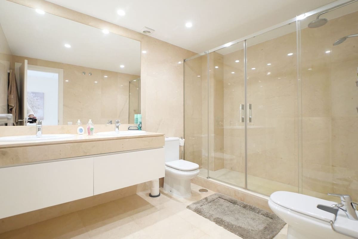 5 soverom Penthouse til salgs i Cabopino med svømmebasseng garasje - € 1 925 000 (Ref: 9966080)