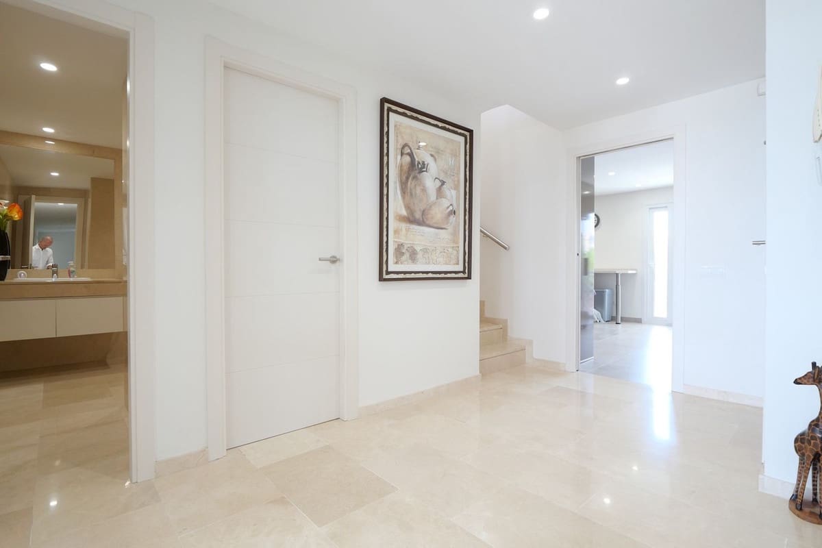 5 soverom Penthouse til salgs i Cabopino med svømmebasseng garasje - € 1 925 000 (Ref: 9966080)