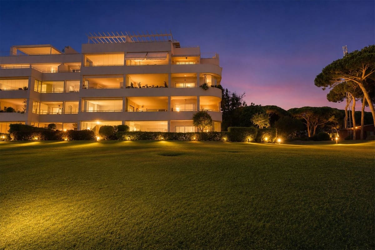 5 soverom Penthouse til salgs i Cabopino med svømmebasseng garasje - € 1 925 000 (Ref: 9966080)