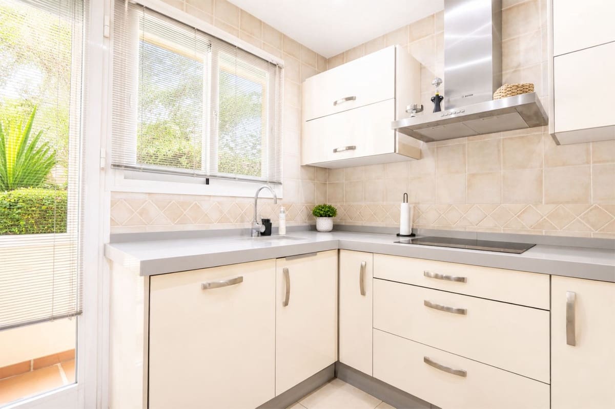 3 bedroom Apartment for sale in Cabopino with pool garage - € 629,000 (Ref: 9977953)