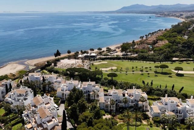 2 slaapkamer Appartement te koop in Los Monteros, Marbella met zwembad - € 1.390.000 (Ref: 9995435)