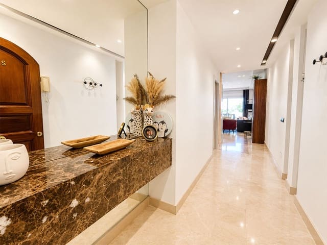 2 slaapkamer Appartement te koop in Los Monteros, Marbella met zwembad - € 1.390.000 (Ref: 9995435)
