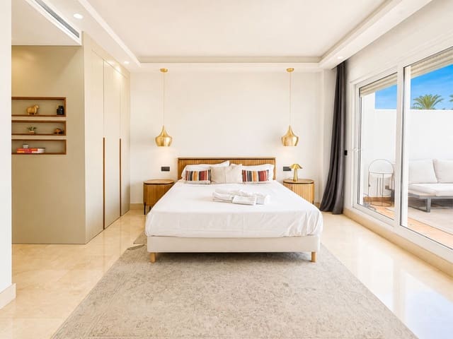 2 slaapkamer Appartement te koop in Los Monteros, Marbella met zwembad - € 1.390.000 (Ref: 9995435)