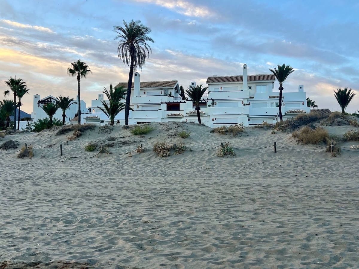 2 Zimmer Apartment zu verkaufen in Los Monteros mit Pool - 1.390.000 € (Ref: 9995435)