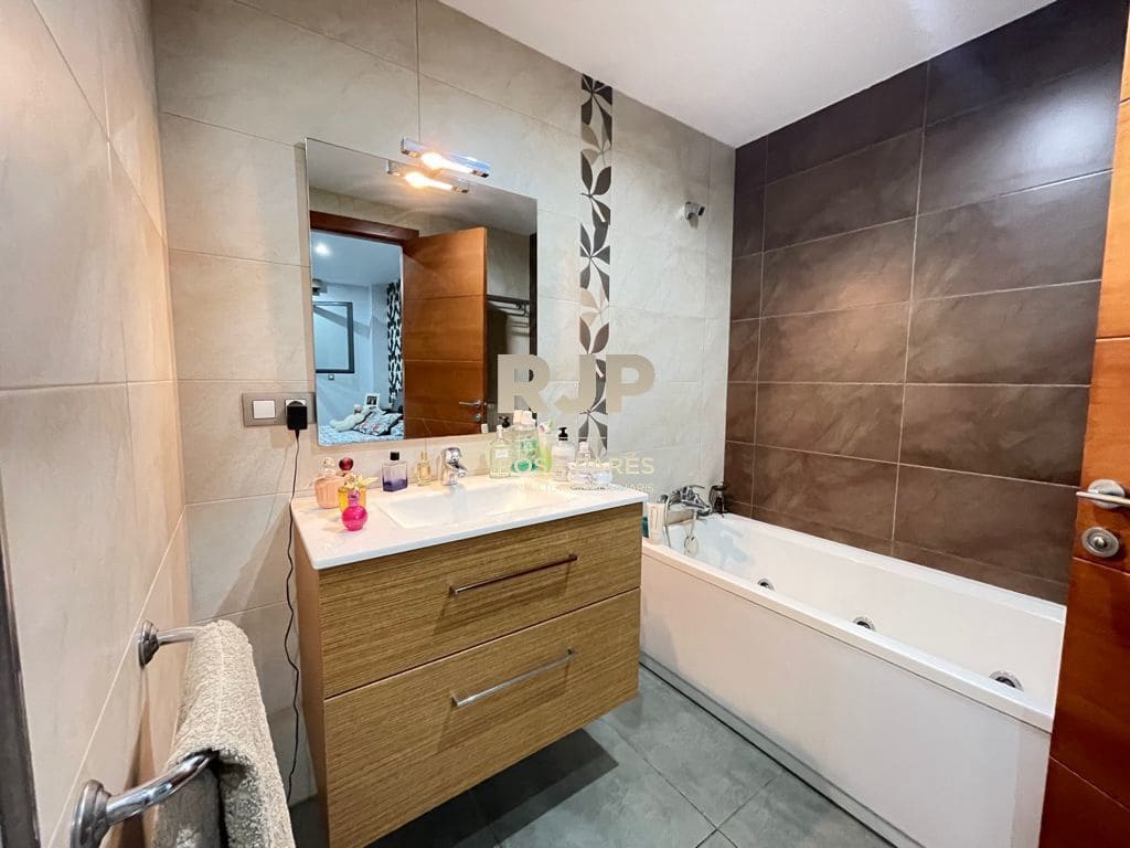 Piso de 3 habitaciones en Centelles en venta con garaje - 310.000 € (Ref: 9409073)