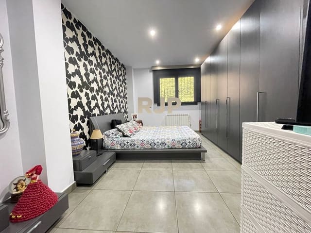 Piso de 3 habitaciones en Centelles en venta con garaje - 310.000 € (Ref: 9409073)