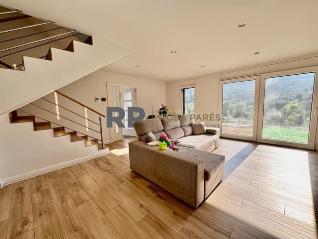 4 soveværelse Villa til salg i Sant Martí de Centelles med garage - € 395.000 (Ref: 9413085)