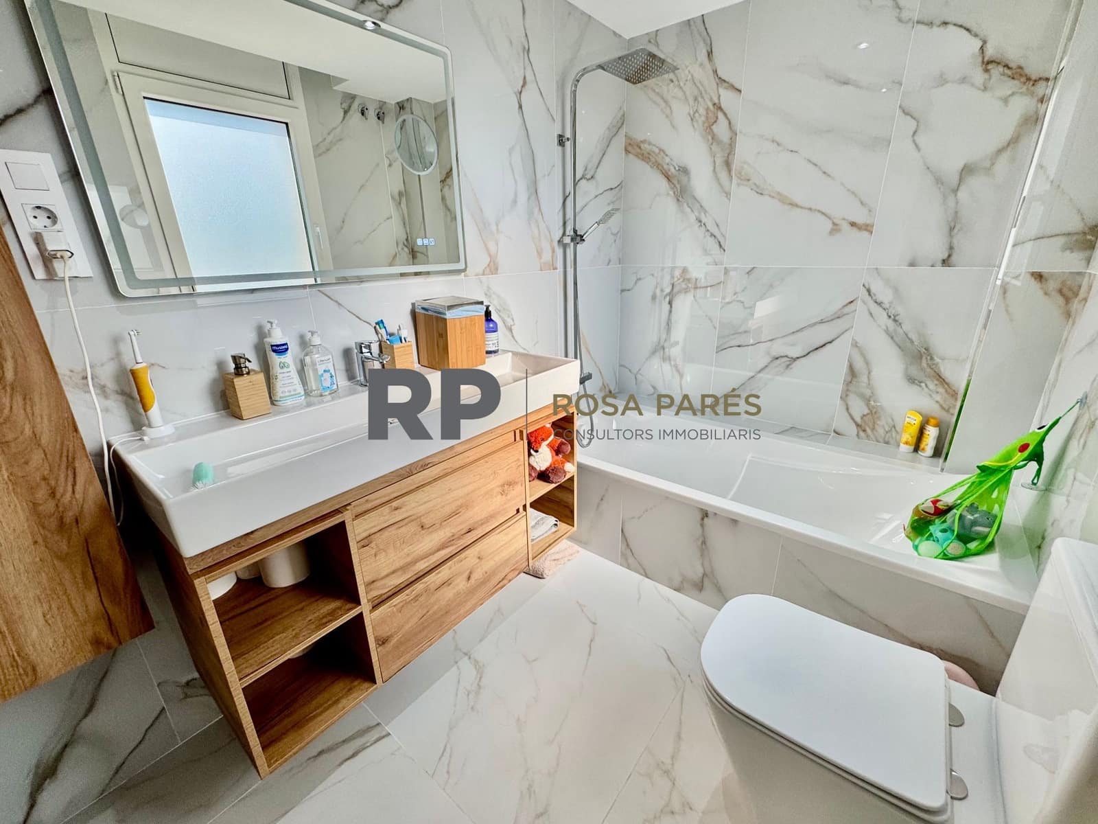 4 soveværelse Villa til salg i Sant Marti de Centelles med garage - € 395.000 (Ref: 9413085)