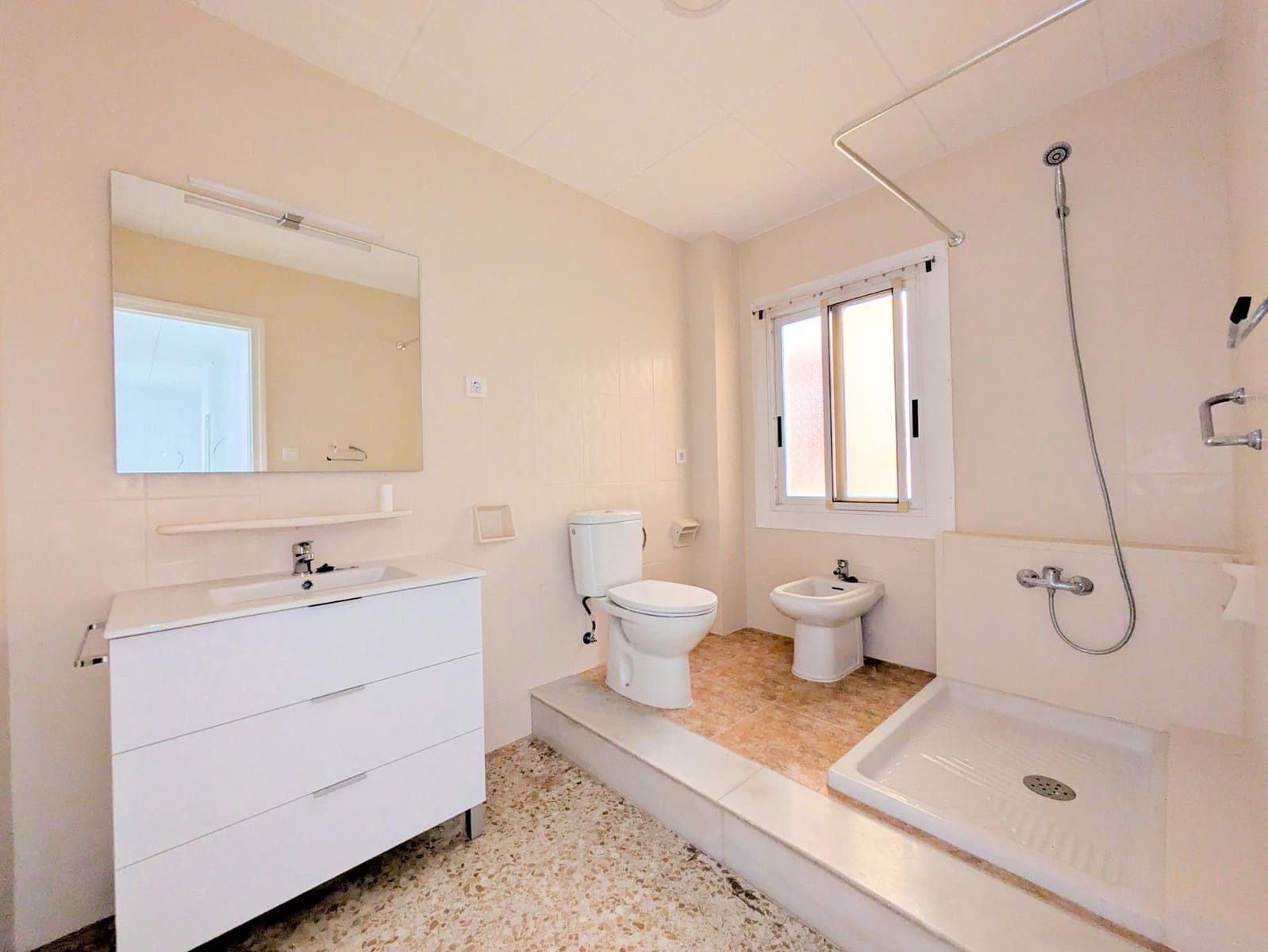 Piso de 4 habitaciones en Alcanar en alquiler - 690 € (Ref: 9427944)