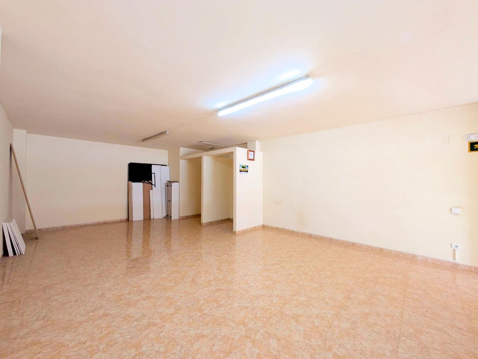 Erhverv til leje i Amposta med garage - € 900 (Ref: 9571096)