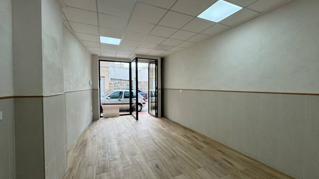 Local Comercial de 1 habitación en San Miguel de Salinas en alquiler - 560 € (Ref: 8816623)