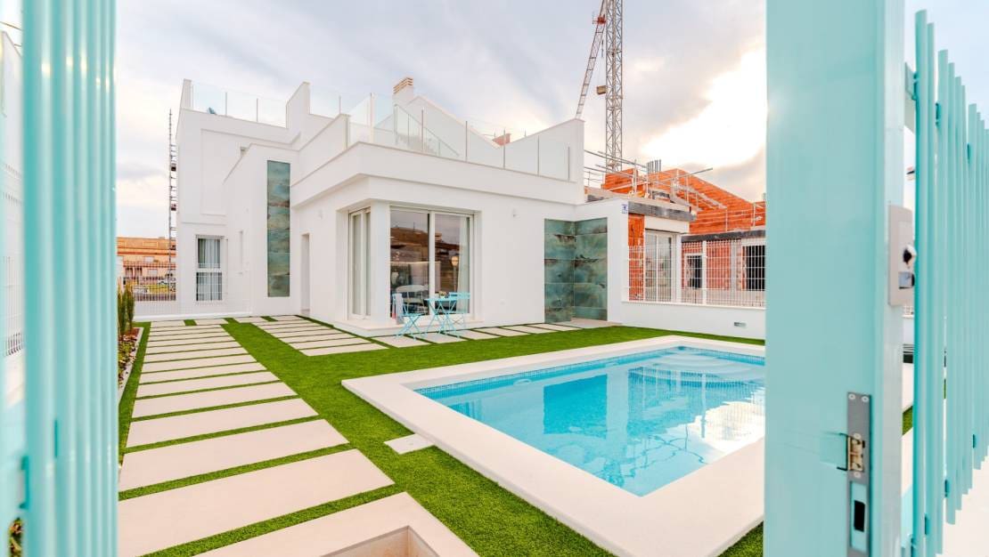 2 soveværelse Byhus til salg i Los Alcazares med swimmingpool garage - € 467.000 (Ref: 9027199)