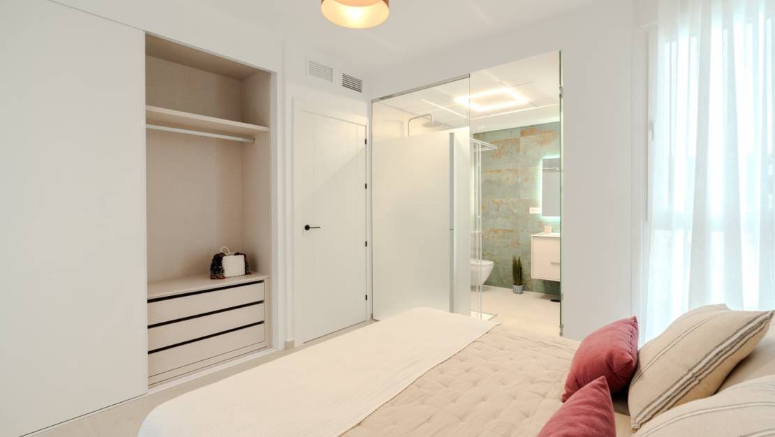 2 soveværelse Byhus til salg i Los Alcazares med swimmingpool garage - € 467.000 (Ref: 9027199)