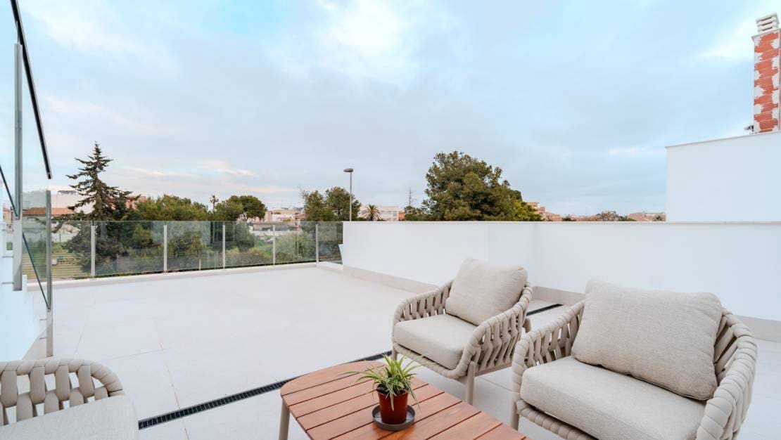 2 soveværelse Byhus til salg i Los Alcazares med swimmingpool garage - € 467.000 (Ref: 9027199)