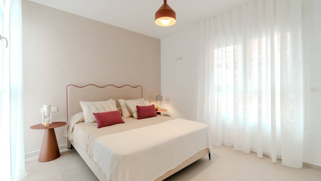 2 soveværelse Byhus til salg i Los Alcazares med swimmingpool garage - € 467.000 (Ref: 9027199)