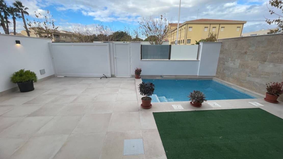 3 slaapkamer Halfvrijstaande villa te koop in San Pedro del Pinatar met zwembad garage - € 419.900 (Ref: 9041208)