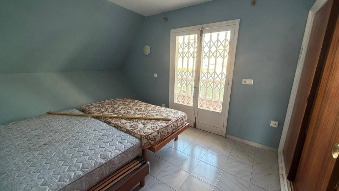 3 soveværelse Villa til salg i Torrevieja med swimmingpool garage - € 650.000 (Ref: 9168856)