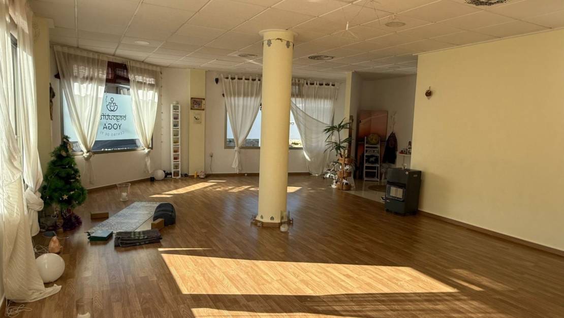 Local Comercial de 2 habitaciones en San Miguel de Salinas en venta - 225.750 € (Ref: 9447429)