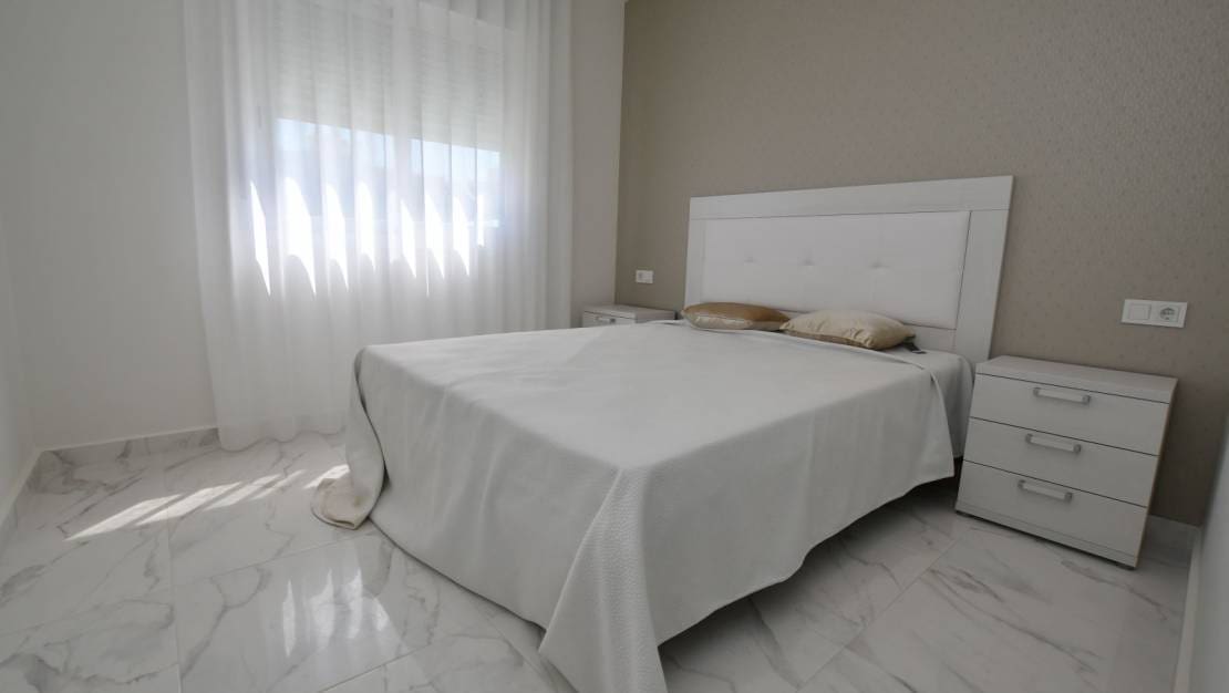 2 makuuhuone Huoneisto myytävänä paikassa San Miguel de Salinas mukana uima-altaan 
autotalli - 243 800 € (Ref: 9464866)