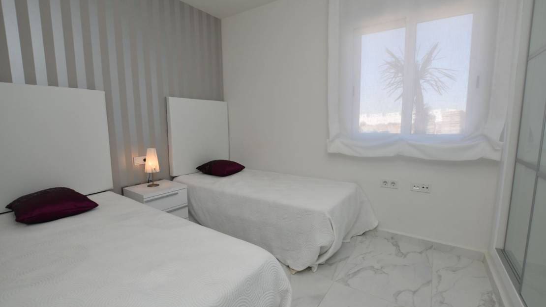 2 makuuhuone Huoneisto myytävänä paikassa San Miguel de Salinas mukana uima-altaan 
autotalli - 243 800 € (Ref: 9464866)